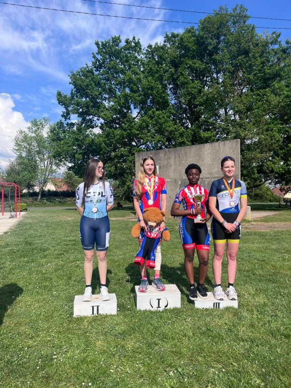 Podium F_Manon Synthyche
